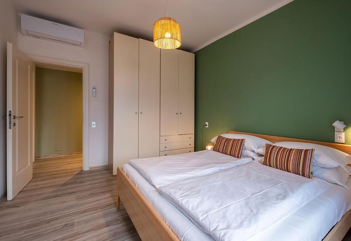 Lake View With Aircon - 5 Minutes From The Beach! Бренцоне-суль-Гарда Экстерьер фото