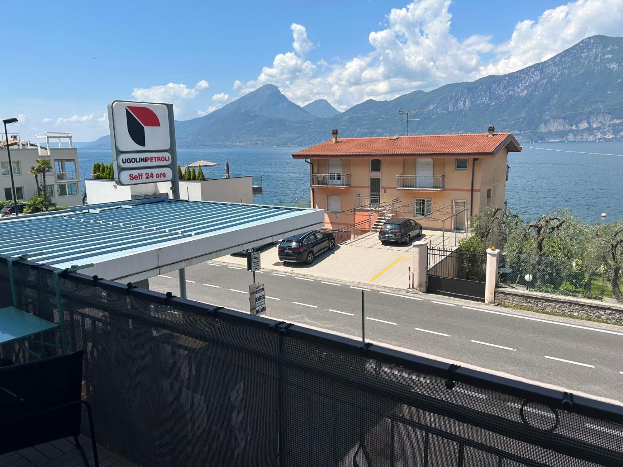 Lake View With Aircon - 5 Minutes From The Beach! Бренцоне-суль-Гарда Экстерьер фото