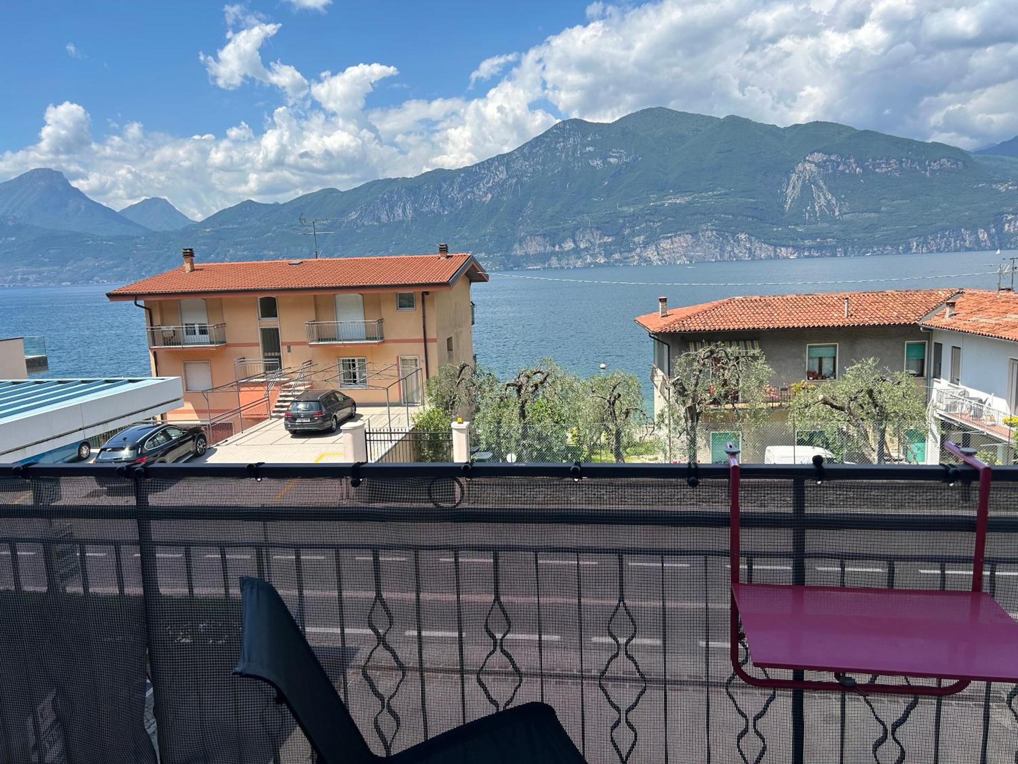 Lake View With Aircon - 5 Minutes From The Beach! Бренцоне-суль-Гарда Экстерьер фото
